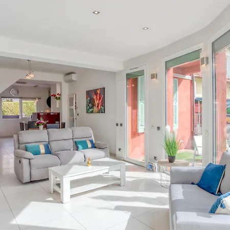 6 Bedroom Lovely In Saint-Laurent-du-Var